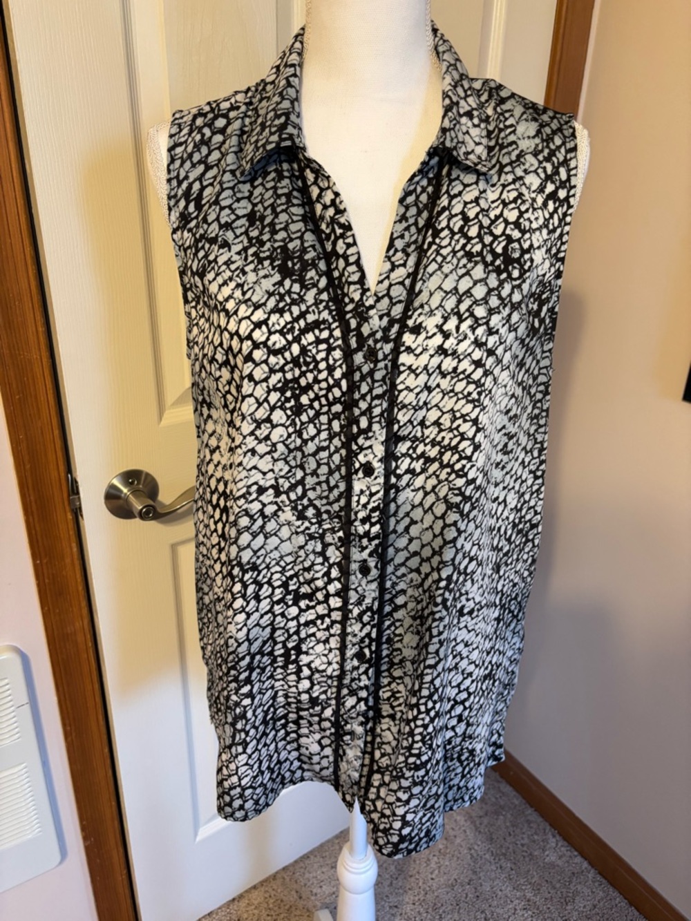 Simply Vera Vera Wang Black and White Sleeveless Printed Blouse